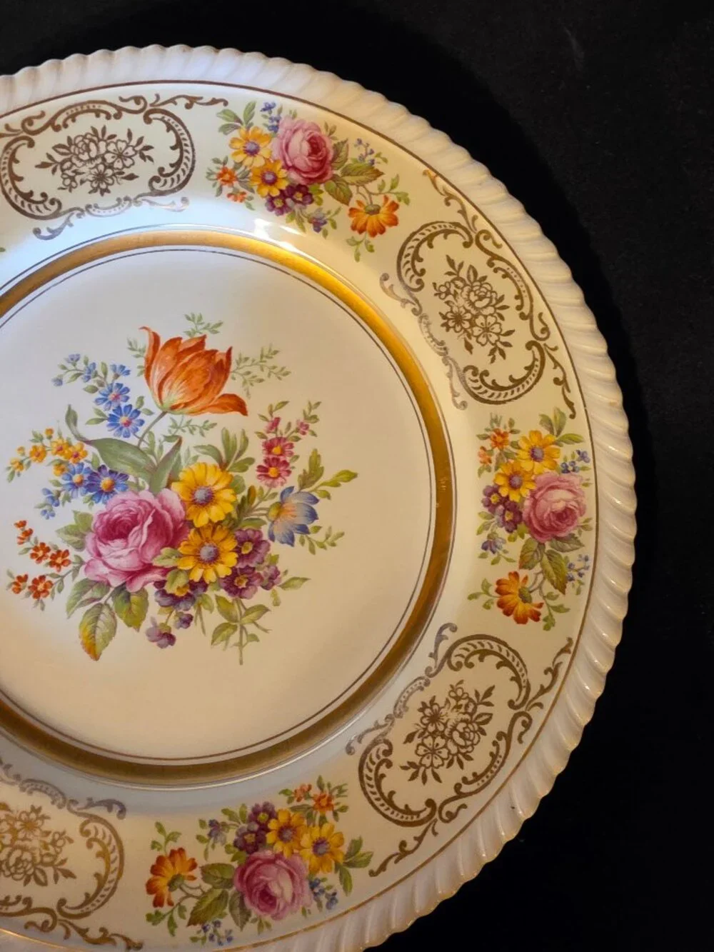 JOHNSON BROS BELFORD OLD ENGLISH~FLOWERS~GOLD~DINNER PLATE